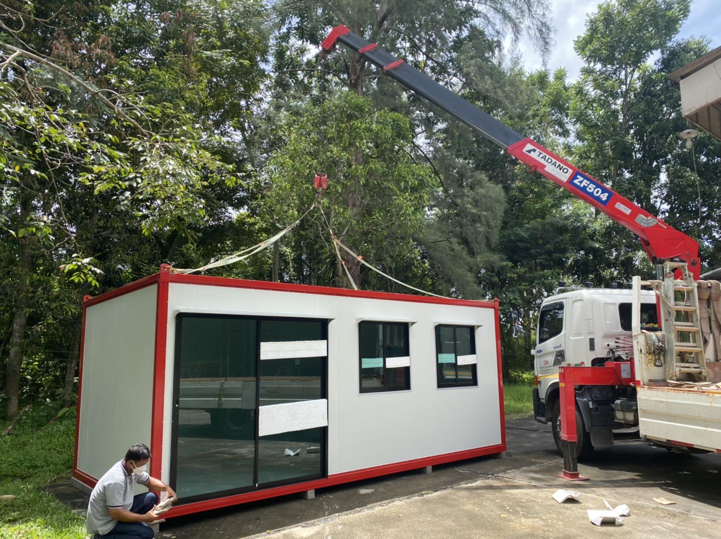 การขนส่งตู้คอนเทนเนอร์ให้ลูกค้า จนถึงหน้างาน หรือบริเวณที่ต้องการติดตั้ง ใช้งานนั้น ใช้เครื่องมือและเทคโนโลยีการขนส่งที่ทันสมัย
