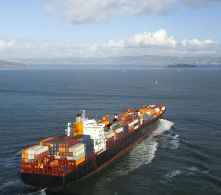 การขนย้ายตู้ขึ้นไว้ บนเรือ Container Ship ซึ่งออกแบบมาเป็น พิเศษ สำหรับใช้ในการขนส่งสินค้าด้วยตู้คอนเทนเนอร์