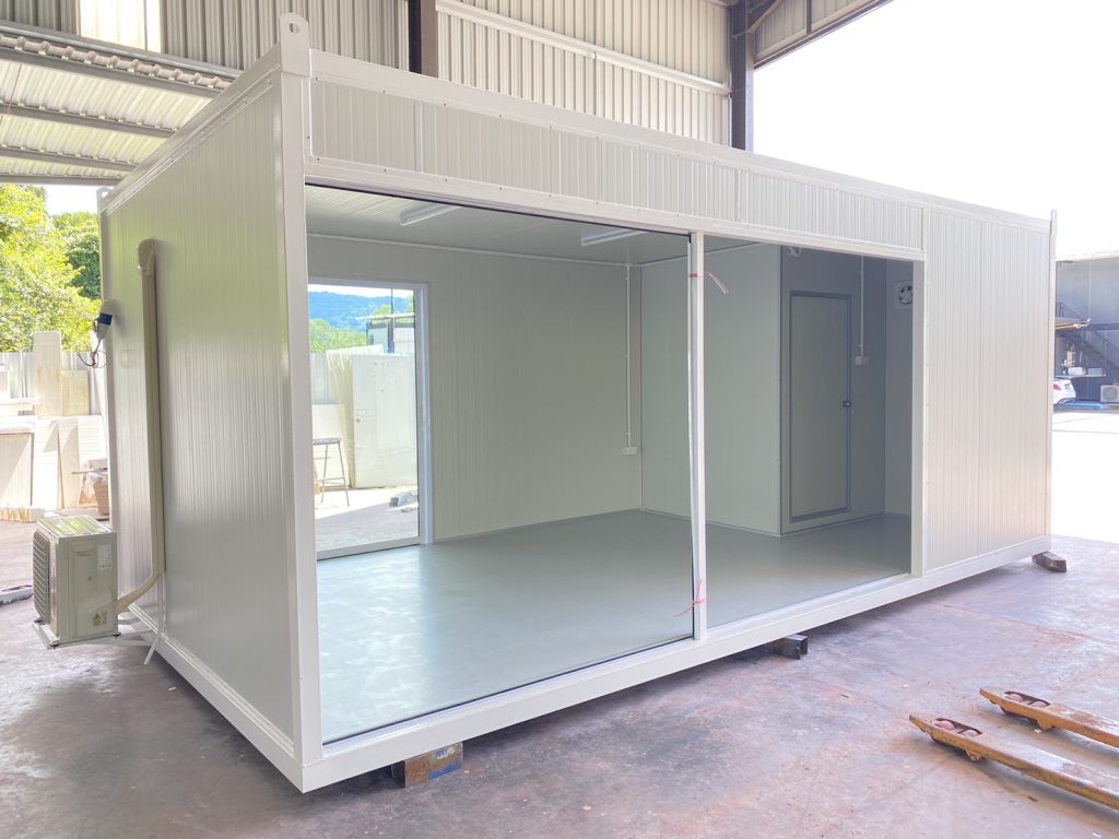 เริ่มผลิตชิ้นงาน ในแต่ละส่วน ของบ้านหรือสำนักงาน แต่ละหลัง และประกอบขึ้นรูปตามแบบที่ได้ตกลงไว้กับลูกค้า